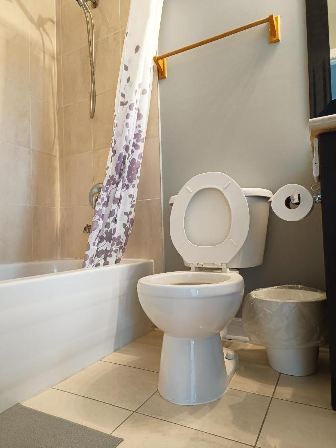 Affordable Room With Free Parking In Newmarket On מראה חיצוני תמונה