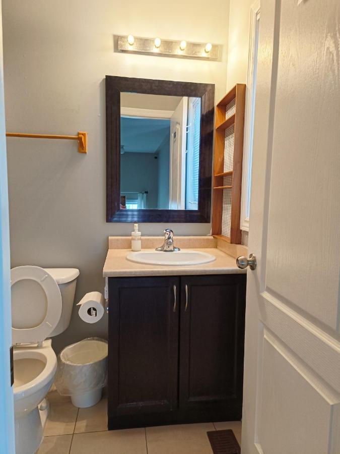 Affordable Room With Free Parking In Newmarket On מראה חיצוני תמונה