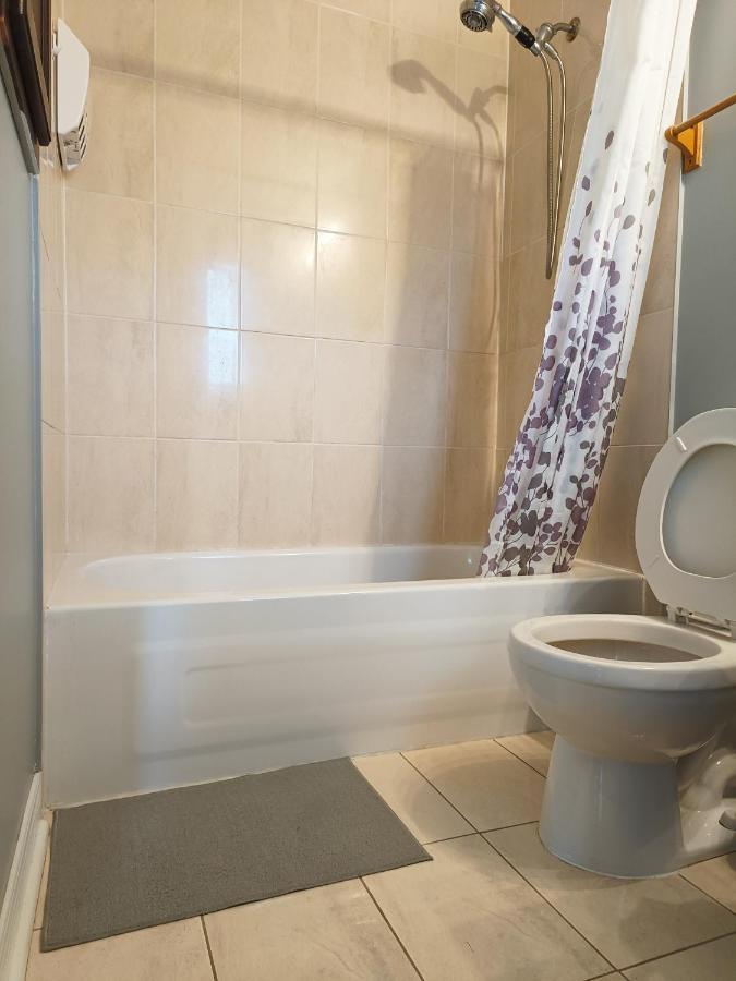 Affordable Room With Free Parking In Newmarket On מראה חיצוני תמונה
