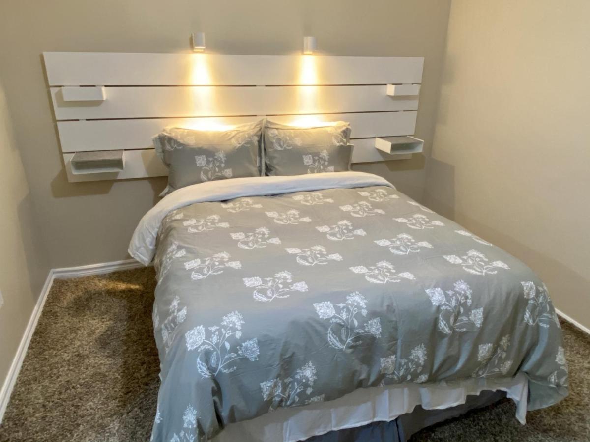 Affordable Room With Free Parking In Newmarket On מראה חיצוני תמונה