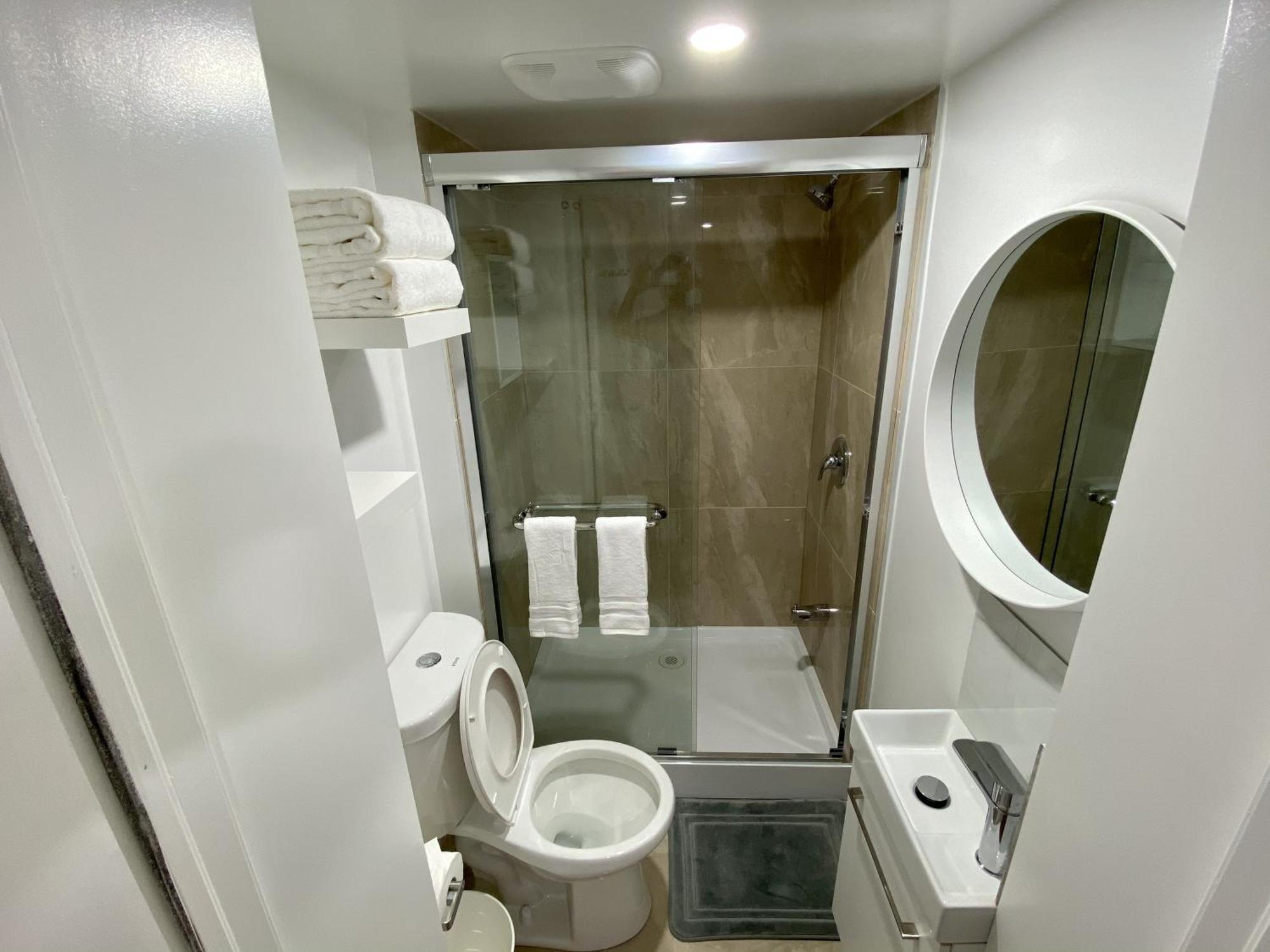 Affordable Room With Free Parking In Newmarket On מראה חיצוני תמונה